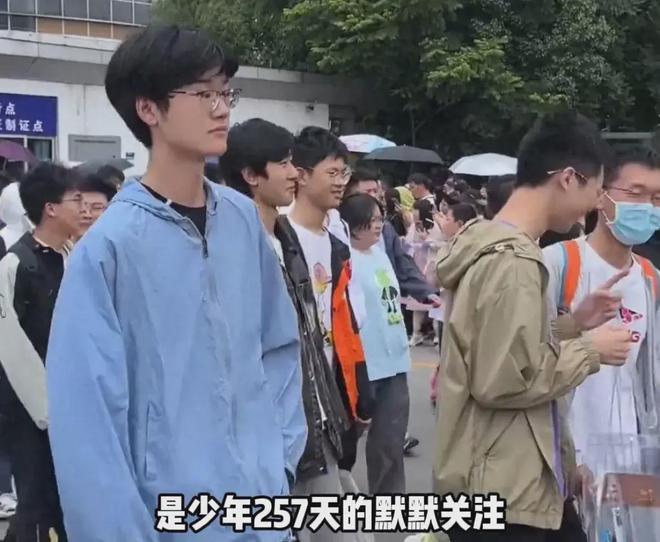 九游体育：高考后男生表白暗恋女孩送花搭讪拍照全同意女孩妈妈表情亮了(图1)