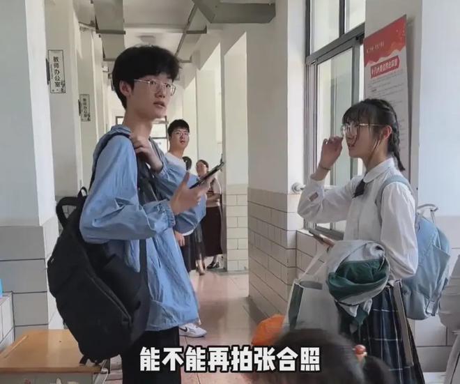 九游体育：高考后男生表白暗恋女孩送花搭讪拍照全同意女孩妈妈表情亮了(图2)