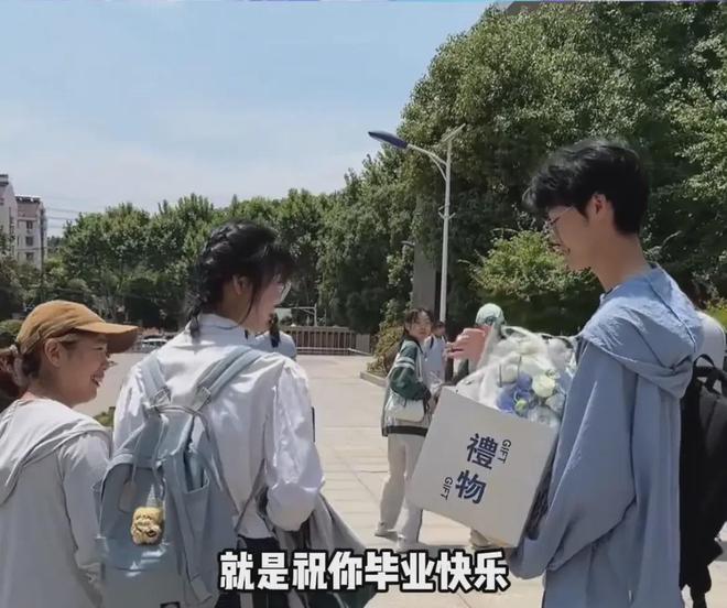 九游体育：高考后男生表白暗恋女孩送花搭讪拍照全同意女孩妈妈表情亮了(图3)