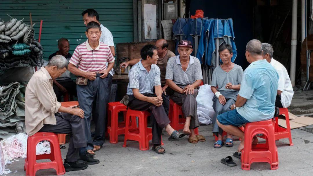 九游体育网站：艺术家在翁城冯伟良：摄影的意义在于未来(图3)