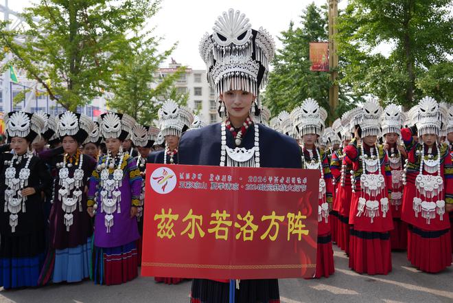 昭觉彝族火把节开幕盛装方队巡游宛若时装周(图2)