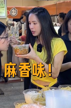 58岁李若彤珠海夜市吃美食网友负评一面倒：本地人都不去(图5)