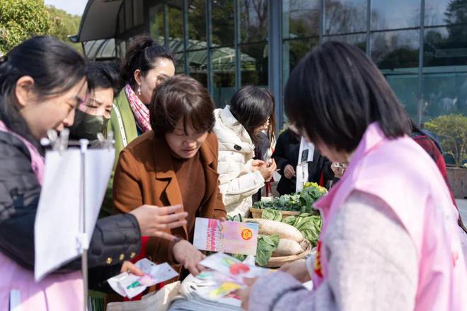 用CityWalk打卡最美云间！她们这样欢庆第115个“三八”国际妇女节(图1)